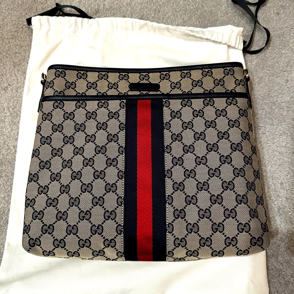 Authentic GUCCI emblem messenger bag - excellent condition